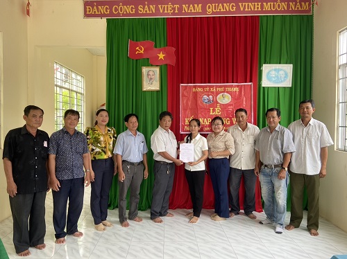 Chi bộ ấp Phú Đức A xã Phú Thạnh tổ chức lễ kết nạp đảng viên mới